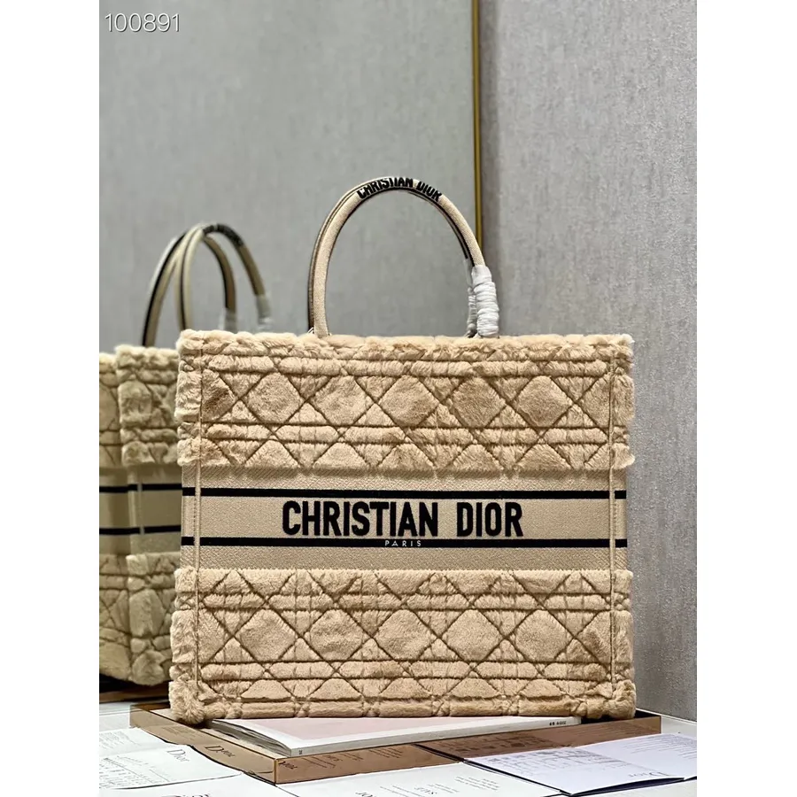 τσάντα Tote Book Christian Dior 42cm M1286 Cannage γούνα κέντημα καμβάς συλλογή φθινόπωρο/χειμώνας 2022, μπεζ