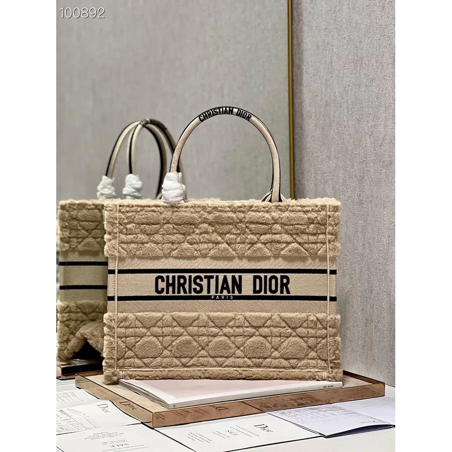 Christian Dior Book Torba Torba 36cm M1296 Cannage Platno S Krznenim Vezom Od šikare Kolekcija Jesen/zima 2022., Bež