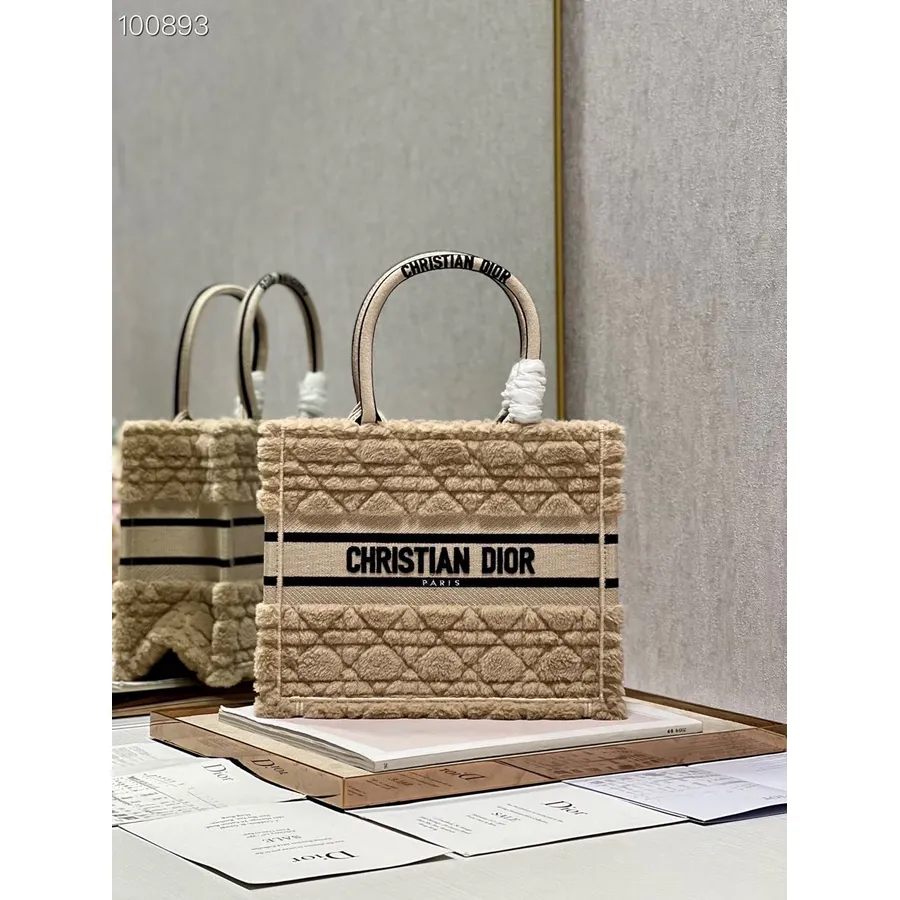 Christian Dior Book Torba Torba 25 Cm 1265 Cannage Platno S Krznenim Vezom Od šikare Kolekcija Jesen/zima 2022., Bež