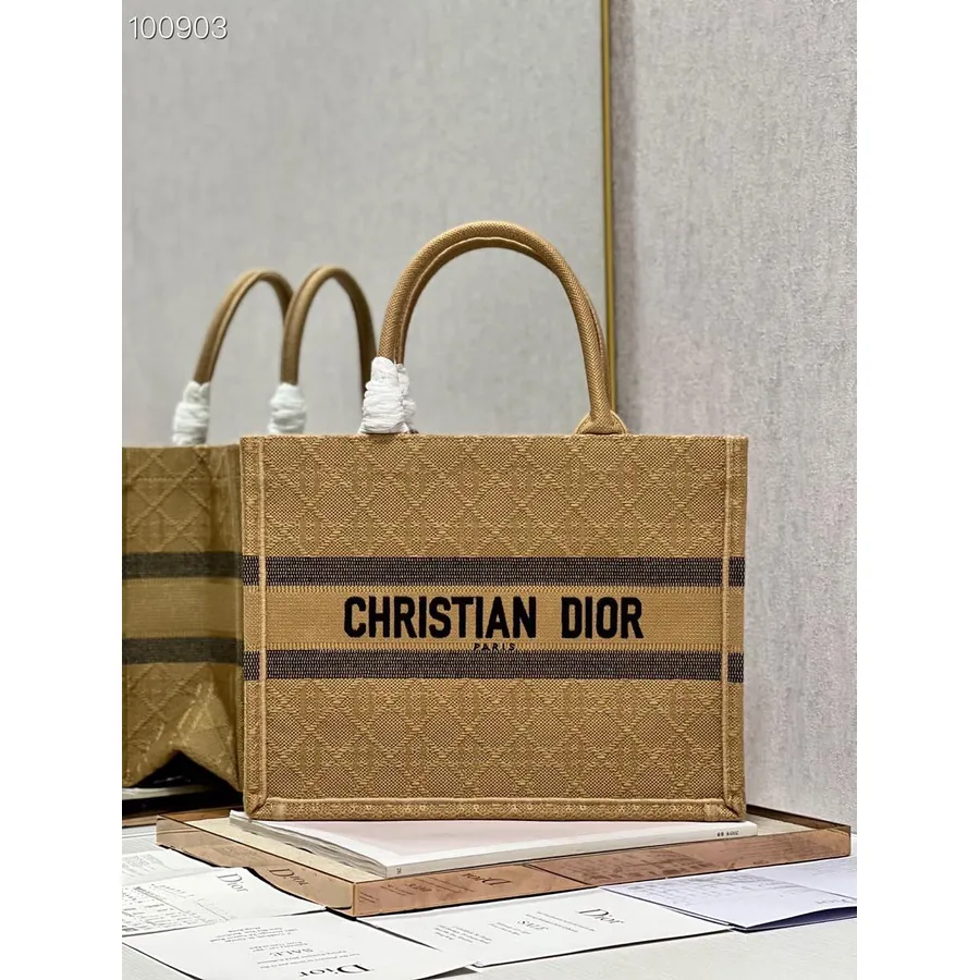 Christian Dior Book Tote Bag 36cm M1296 Cannage Raffia бродерия платно колекция пролет/лято 2023, естествен