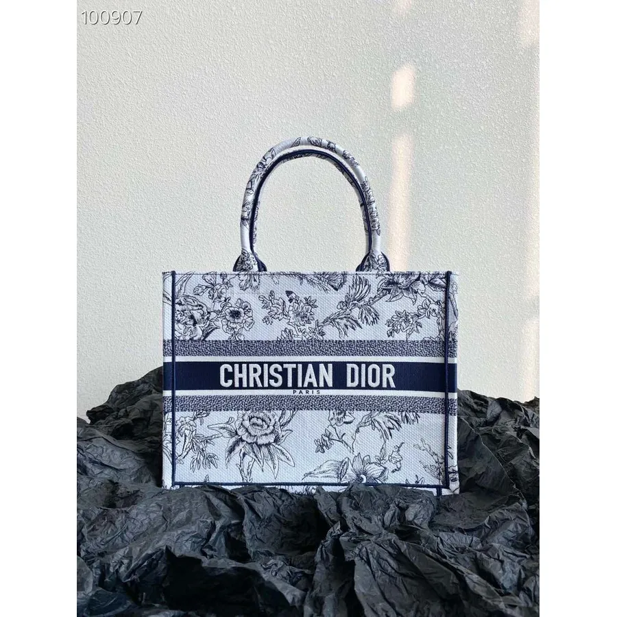 Christian Dior Book Tote Bag 36cm M1296 Dior Jardin Botanique бродерия платно колекция пролет/лято 2023, бяло и синьо