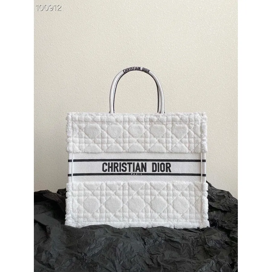 Taška Na Knihy Christian Dior 42cm M1286 Cannage Shearling Kožušina Vyšívajúce Plátno Kolekcia Jeseň/zima 2022, Biela