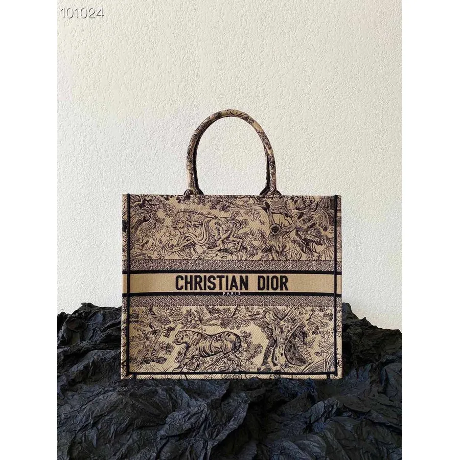 Christian Dior Bok Tote Bag 42cm 1286 Toile De Jouy Brodert Lerret Høst/vinter 2022 Kolleksjon, Beige