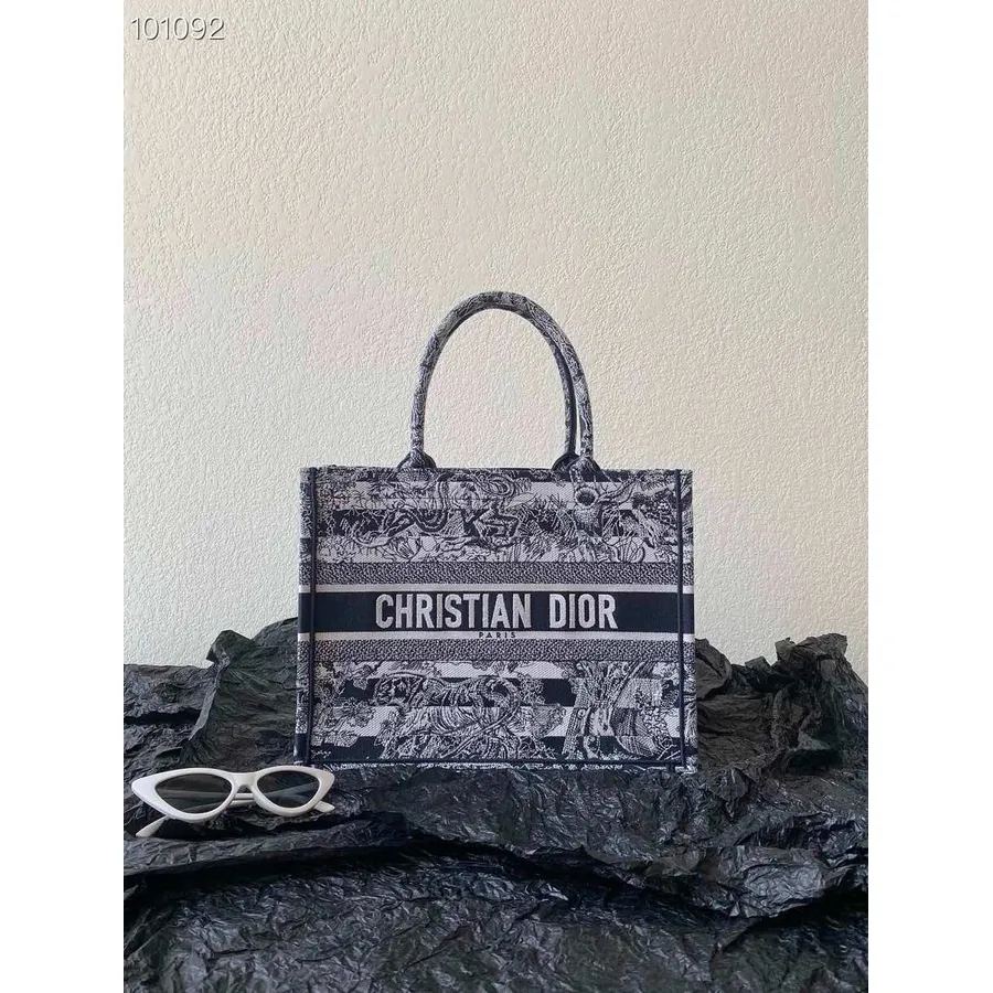 Christian Dior Book Tote Bag 36cm 1296 китайска нова година Toile De Jouy бродирано платно колекция есен/зима 2022 г., тъмносинь