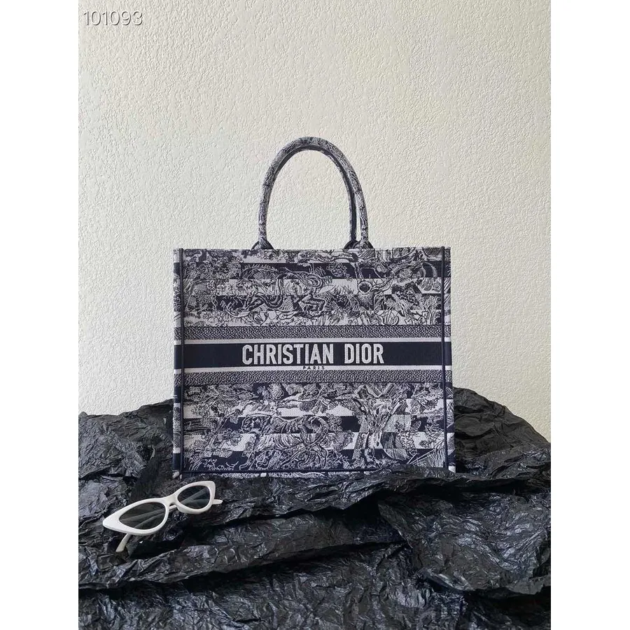 τσάντα Tote Book Christian Dior 42cm 1286 κινέζικη πρωτοχρονιά Toile De Jouy κεντημένος καμβάς συλλογή φθινόπωρο/χειμώνας 2022,