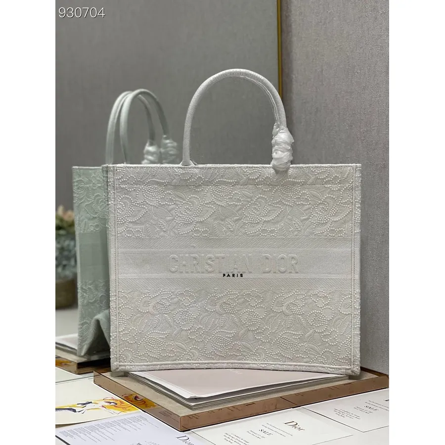 Christian Dior Book Tote Bag 42cm 1286 флорална дантела бродирана канава колекция есен/зима 2022 г., бяла