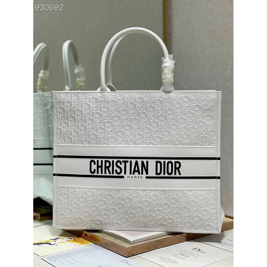 Christian Dior Book Tote Bag 42 см 1286 наклонена телешка кожа, бродирана канава, колекция есен/зима 2022 г., бяло/черно