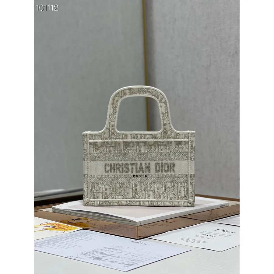 Christian Dior Mini Book Tote Bag 22 Cm 928 Koso Vezeno Platno Kolekcija Jesen/zima 2022., Bež