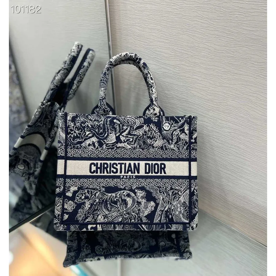 Christian Dior Book Tote Torba 25cm 1265 Kineska Nova Godina Toile De Jouy Vezeno Platno Kolekcija Jesen/zima 2022., Tamnoplava