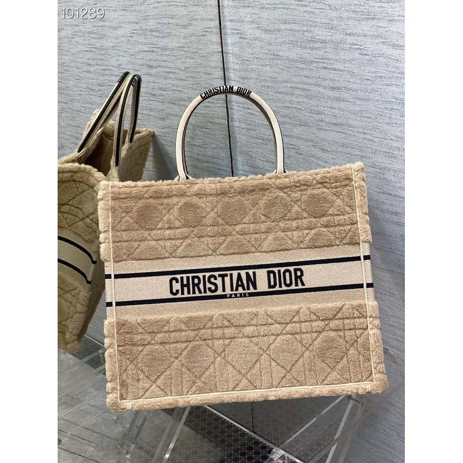 Christian Dior Book Tote Bag 42cm M1286 Cannage Kolekcija Od Striženog Krzna Jesen/zima 2022., Bež