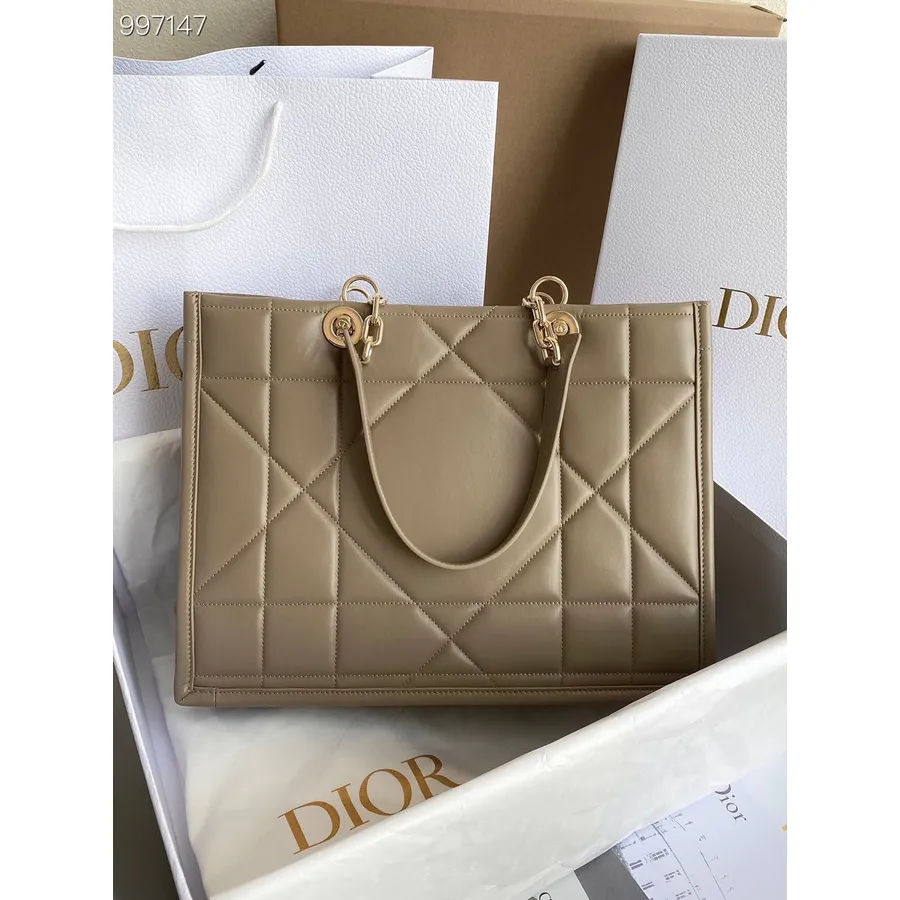 Christian Dior Essential Kandekott 36cm Archicannage Vasikanahast Kevad/suvi 2022 Kollektsioon, Sarapuupähkel