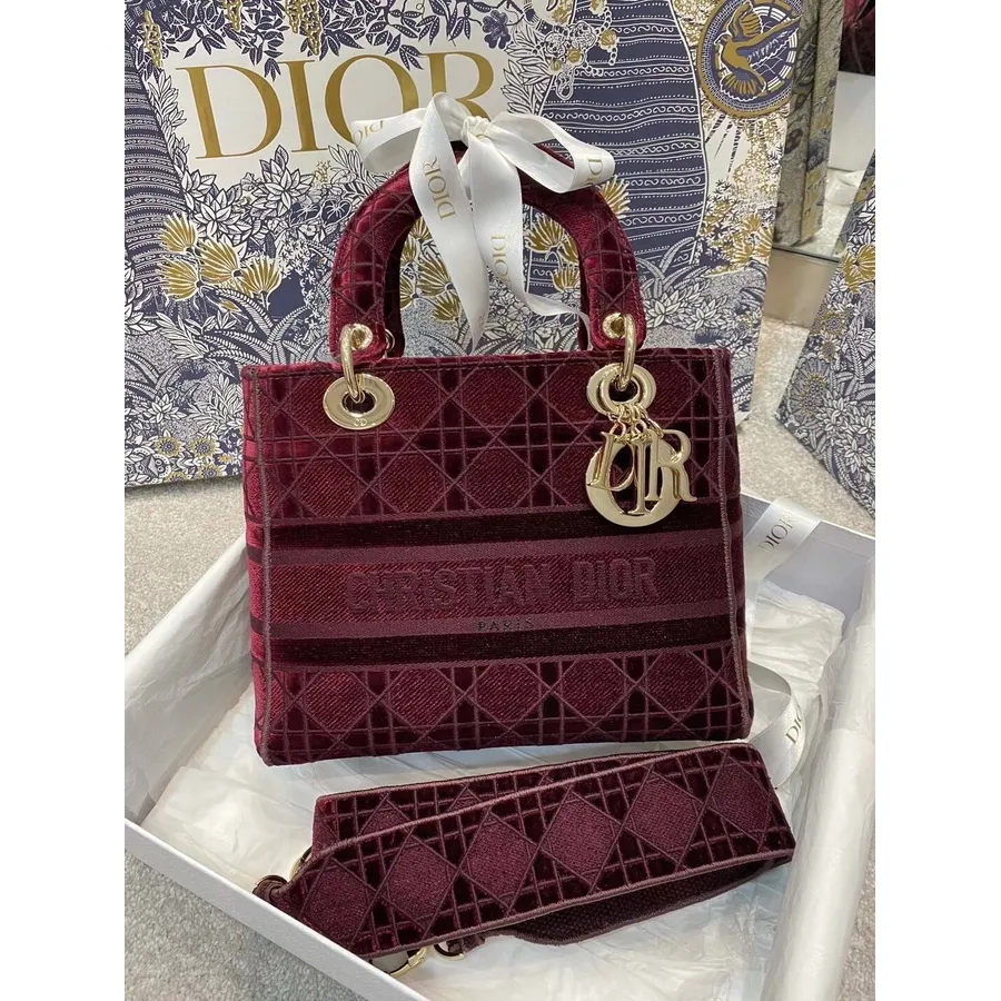 Christian Dior D-lite Lady Dior Táska 24 Cm-es Bársony Hímzett Vászon Arany Hardver 2020 ősz/tél Kollekció, Bordó