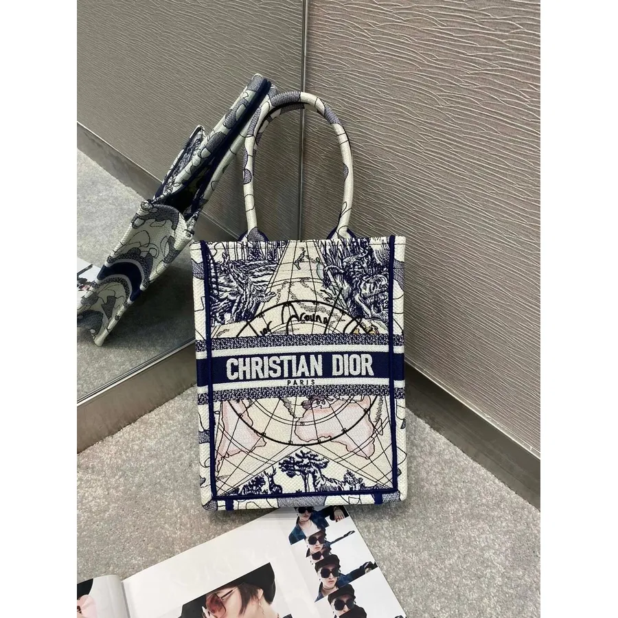 Christian Dior Around The World Sac Cabas Livre Vertical 20cm Toile Brodée Collection Automne/hiver 2020, Bleu/blanc