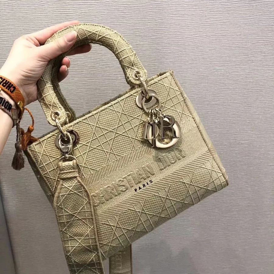 Christian Dior D-lite Lady Dior Táska 24 Cm-es Hímzett Vászon Arany Hardver 2020 őszi/téli Kollekció, Bézs