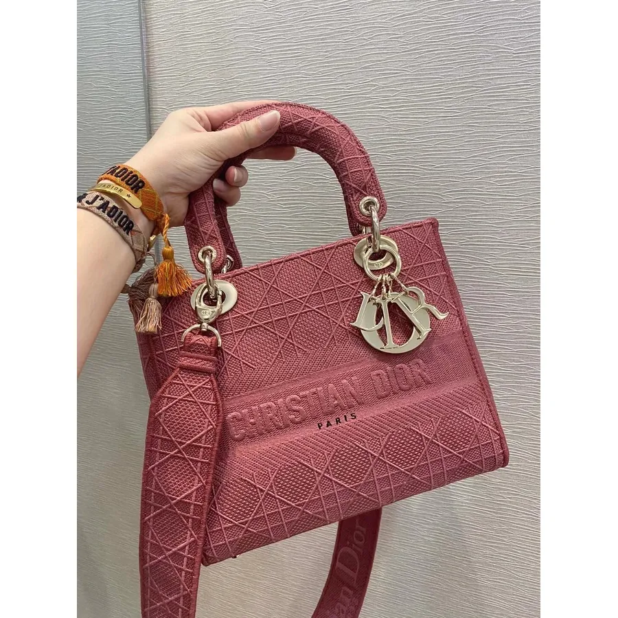 Christian Dior D-lite Lady Dior Táska 24 Cm-es Hímzett Vászon Arany Hardver 2020 őszi/téli Kollekció, Rózsaszín