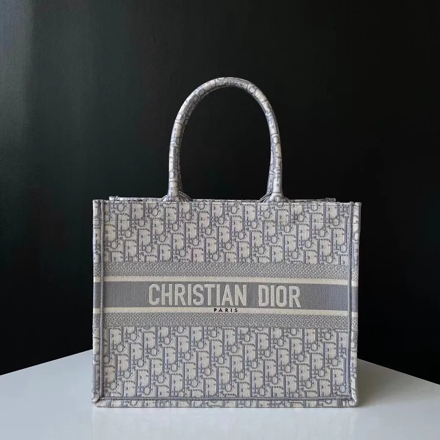 Сумка-тоут Christian Dior Oblique Book, 35 см, коллекция осень/зима 2020 с вышивкой, серый/белый