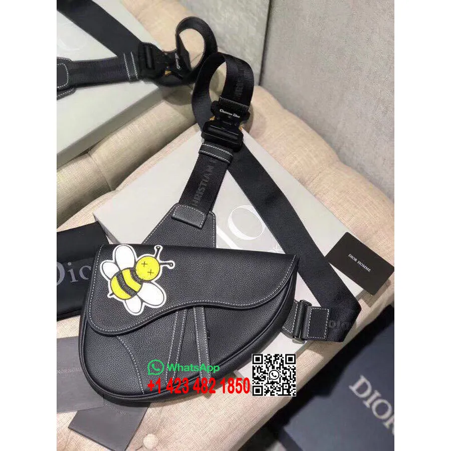 Christian Dior X Kaws Homme Moška Torba 28 Cm Zrnato Telečje Usnje Kolekcija Pomlad/poletje 2020, črna