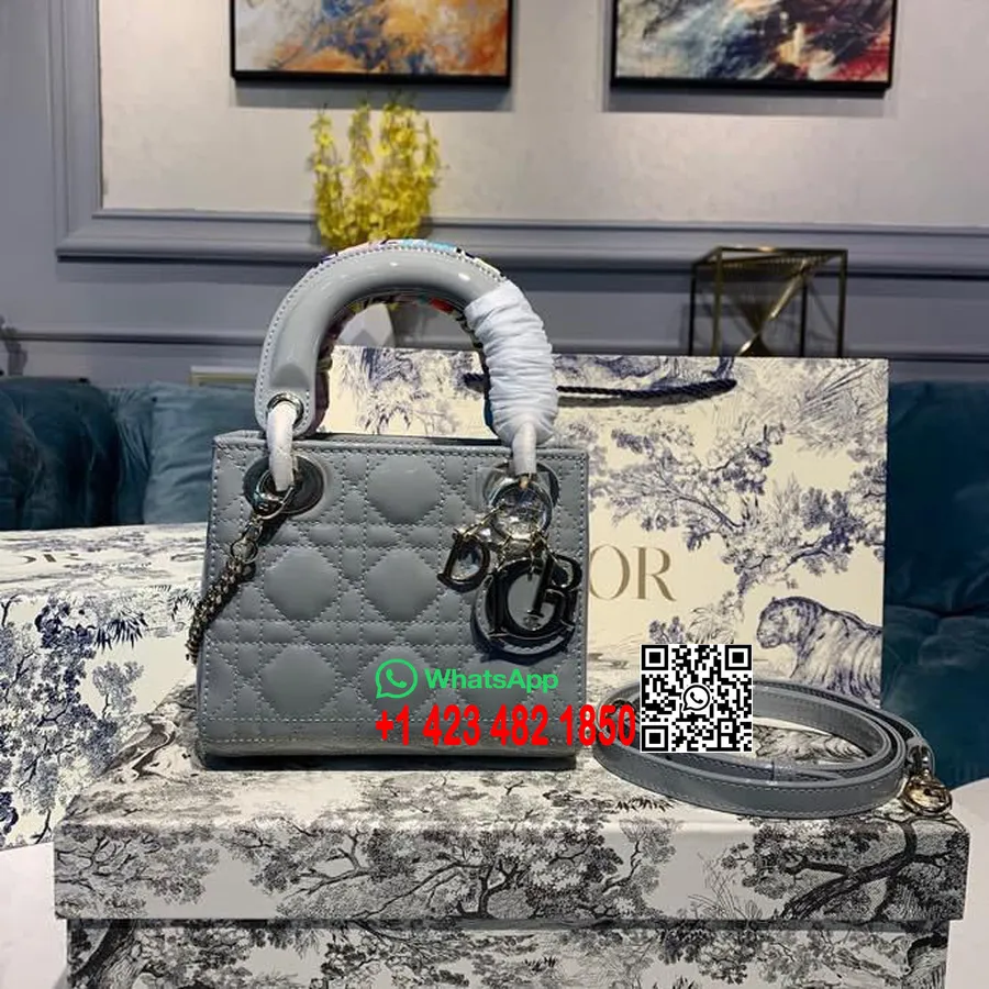 Christian Dior Mini Lady Dior Сумка 18см с цепочкой с золотой фурнитурой из лакированной кожи, коллекция весна/лето 2020, светло