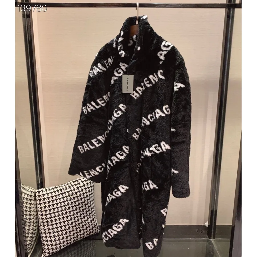 Cappotto Oversize In Pelliccia Sintetica Con Logo Balenciaga, Unisex, Collezione Autunno/inverno 2020, Nero/bianco