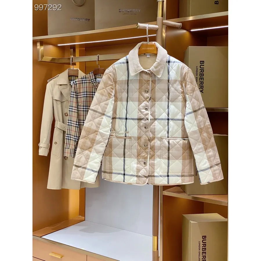 Burberry Giacca Barn In Lana Trapuntata A Rombi Con Collo In Velluto A Coste, Collezione Autunno/inverno 2022, Beige/bianco